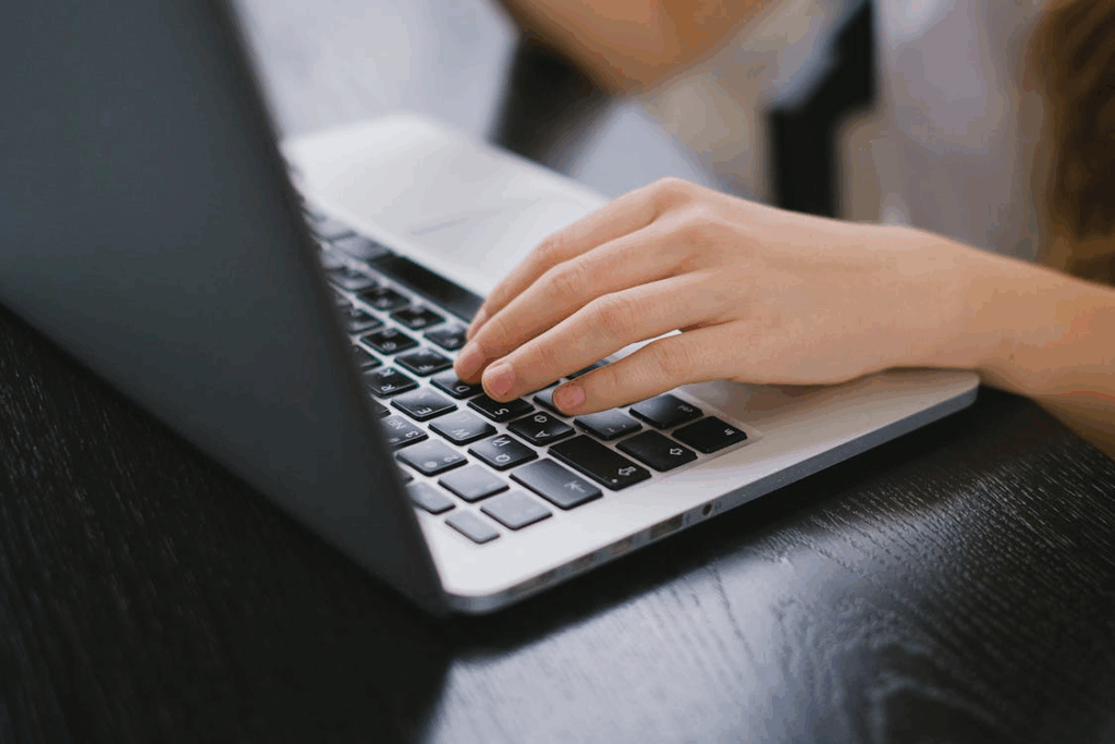 A professional using scheduling software for forensic delay analysis