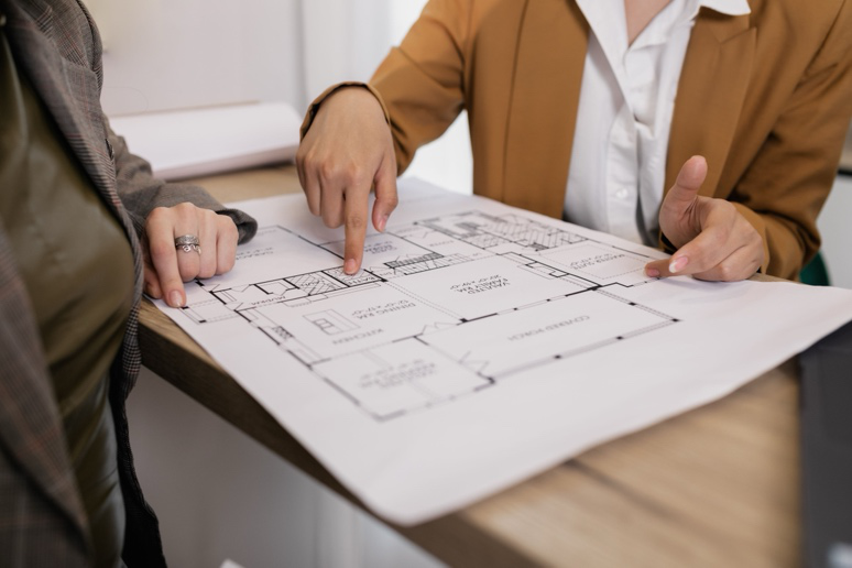 A structured review of project records helps experts identify the causes and impacts of construction delays.