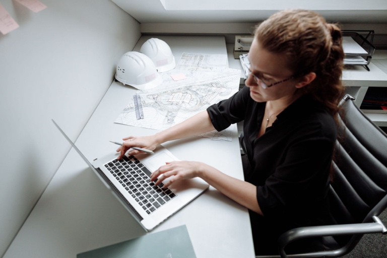 Expert analysis provides clarity by evaluating schedules, damages, and responsibility in construction disputes.